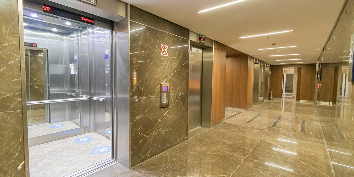 奥的斯电梯采用非若特彩色不锈钢板装潢电梯